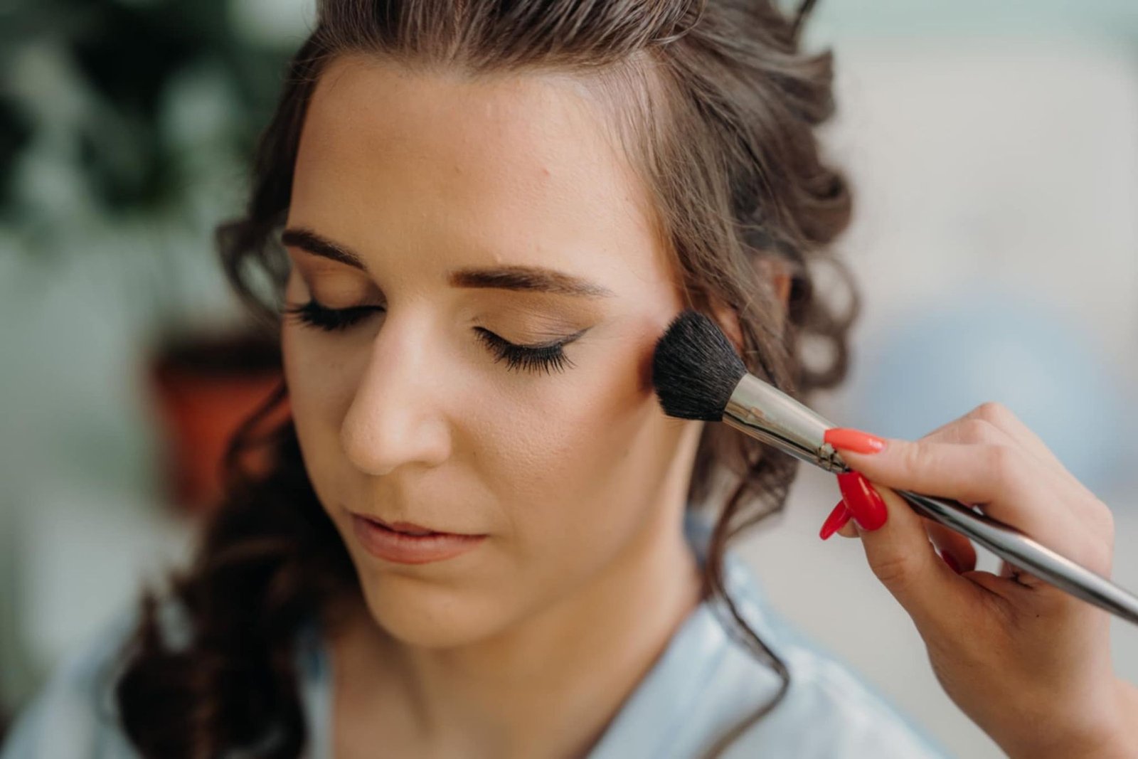 Andrea Cvetkov applying makeup